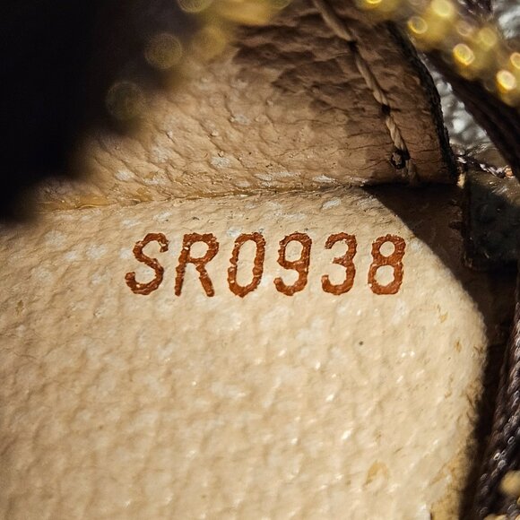 Louis Vuitton Monogram Toiletry Pouch 17 - Picture 4 of 17